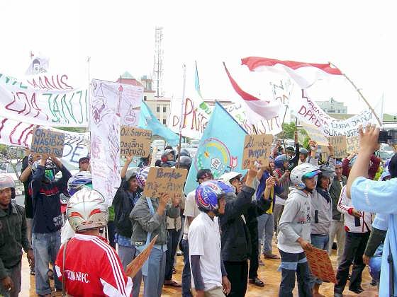 Aksi_Berlanjut_ke_Kantor_DPRD_Batam.jpg Aksi_Berlanjut_ke_Kantor_DPRD_Batam.jpg